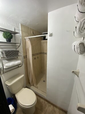 Douche, sĂšche-cheveux, serviettes fournies, savon
