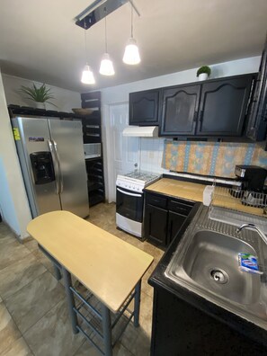 Mikrowelle, Wasserkocher mit Kaffee-/Teezubehör, Toaster