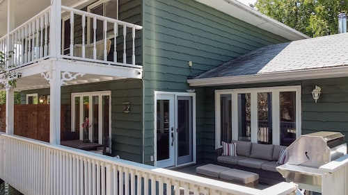 Muskoka Four Bedroom House on the Lake