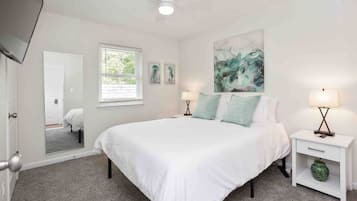 4 habitaciones, escritorio y tabla de planchar con plancha