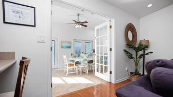 Smart TV, chimenea, estéreo y oficina