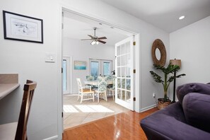 TV connectée, cheminée, chaîne hi-fi, espaces bureaux