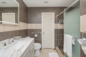 Combined shower/bathtub, hair dryer, towels, soap - Coastal Escape: Heated Pool, Hot Tub, Grill! (Fort Walton Beach)