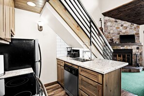 冷蔵庫、電子レンジ、オーブン、コンロ