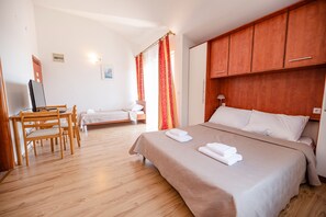 7 bedrooms, iron/ironing board, free WiFi, bed sheets