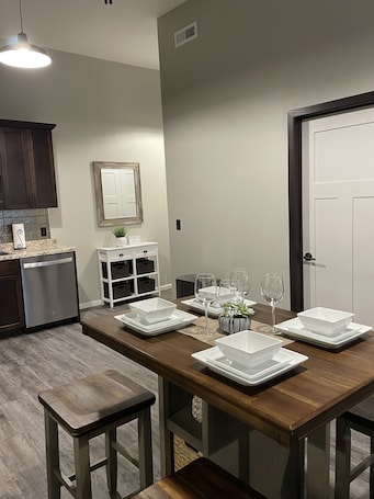 Dining. New! 1 of 4 Downtown Studios