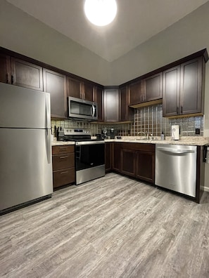 雪櫃、微波爐、焗爐、爐具