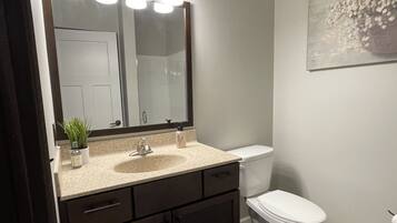 Een douche, een haardroger, handdoeken, zeep