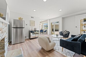 Smart-tv, een open haard en boeken