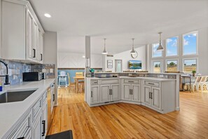 Fridge, microwave, oven, stovetop - 20 ft swim spa! 5 bed, 4 bath, hot tub, 5 acres, game room, north CO Springs! (Colorado Springs)