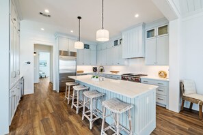 Geladeira, micro-ondas, fogão, lava-louças