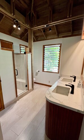 Shower, towels, soap, shampoo - Unobstructed views, on the beach, steps from pool, dive shop, and restaurant (Palmetto Bay)