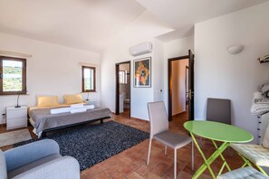 6 chambres, bureau, fer et planche à repasser, lit de bébé portatif