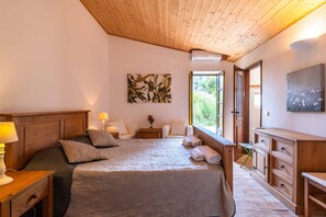6 bedrooms, desk, iron/ironing board, travel cot