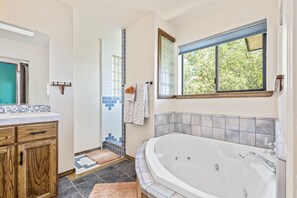 Combined shower/tub, jetted tub, hair dryer, towels