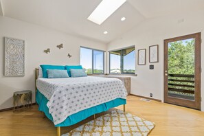 3 soverom, skrivebord, strykejern/-brett og reiseseng for barn