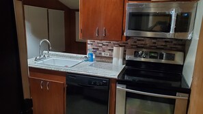 Refrigerador, microondas, horno y parrilla de estufa 