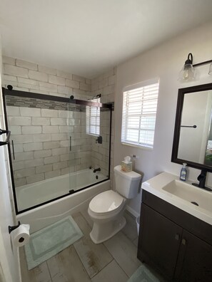 Combined shower/bathtub, hair dryer, towels, soap