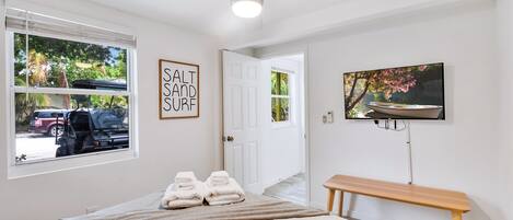 1 soveværelse, senge med madrasser af memory foam, strygejern/strygebræt