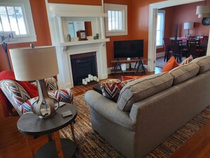 Smart TV, foosball, books - Historic Craftsman bungalow near Winston Salem, wineries and mountain activities (Rural Hall)