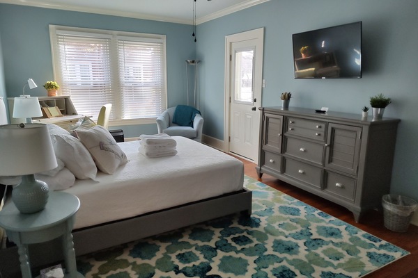 2 chambres, bureau, fer et planche à repasser, lit de bébé portatif