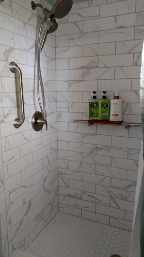 Chuveiro, secador de cabelo, toalhas de banho, sabonete
