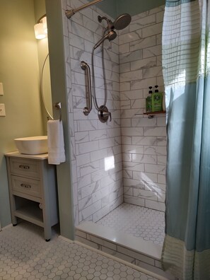 Een douche, een haardroger, handdoeken, zeep