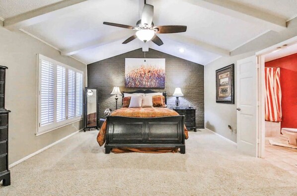 4 bedrooms, iron/ironing board, free WiFi, bed sheets - Spacious Retreat in the Heart of Lubbock! Excellent neighborhood ! (Lubbock)