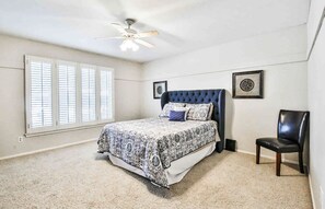 4 bedrooms, iron/ironing board, free WiFi, bed sheets - Spacious Retreat in the Heart of Lubbock! Excellent neighborhood ! (Lubbock)