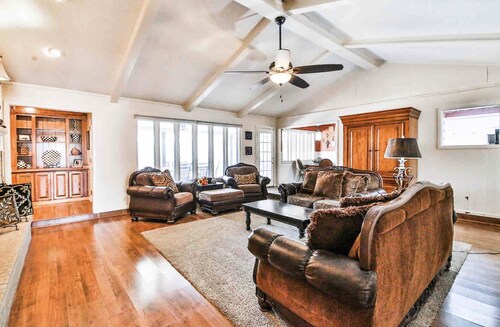 Spacious Retreat in the Heart of Lubbock! Excellent neighborhood !