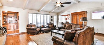 Spacious Retreat in the Heart of Lubbock! Excellent neighborhood !