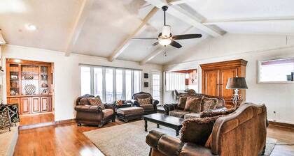 Spacious Retreat in the Heart of Lubbock! Excellent neighborhood !