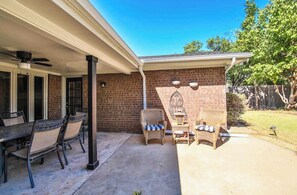 Outdoor dining - Spacious Retreat in the Heart of Lubbock! Excellent neighborhood ! (Lubbock)