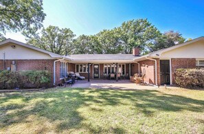 Exterior - Spacious Retreat in the Heart of Lubbock! Excellent neighborhood ! (Lubbock)