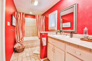 Bañera con ducha, bañera de hidromasaje, secador de pelo, toallas