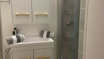 Douche, serviettes fournies, papier toilette