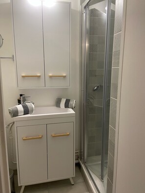 Douche, serviettes fournies, papier toilette