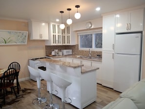 Refrigerador, microondas, placa de cocina, cafetera/tetera