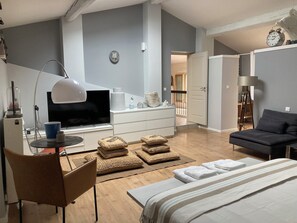 3 bedrooms, desk, iron/ironing board, travel crib