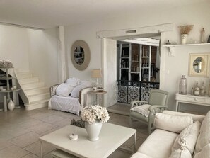 Televisión, chimenea, tenis de mesa y impresora