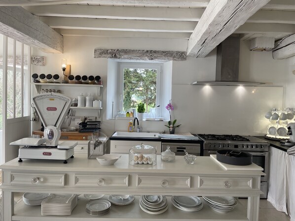 Réfrigérateur, four à micro-ondes, un four, surface de cuisson