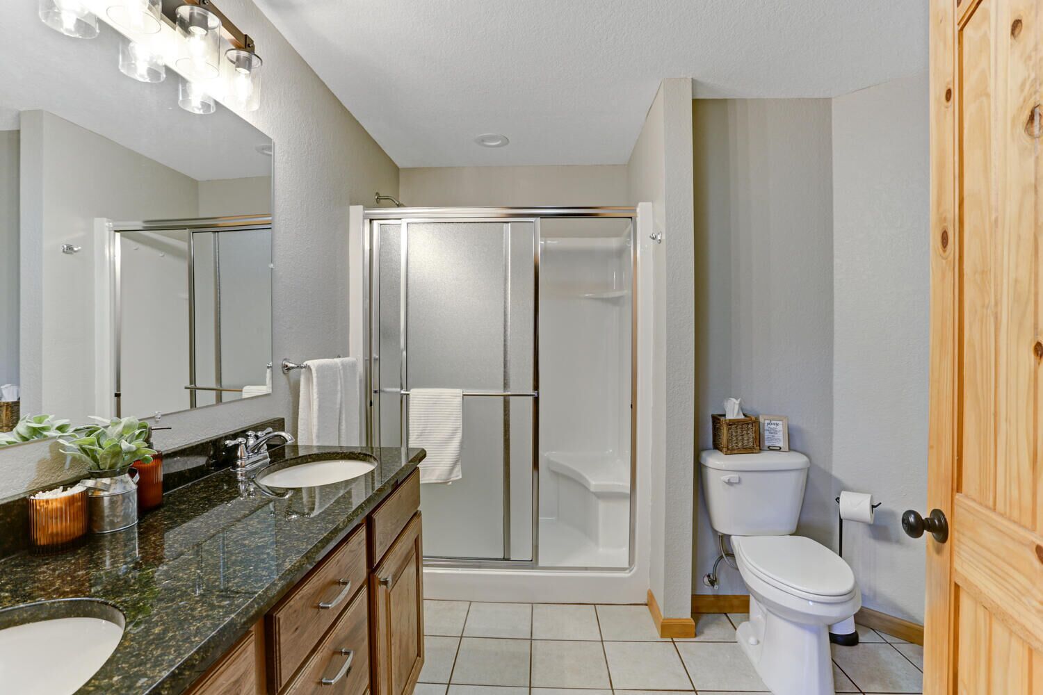 Ein modernes Badezimmer mit Dusche, Toilette und Waschbecken.