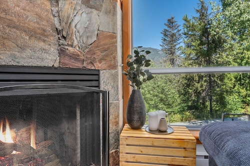 3BR | Whistler Creek Ridge | Ski-in/out | Private Hot Tub | Wood Fire | Private Garage