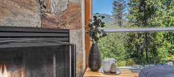 3BR | Whistler Creek Ridge | Ski-in/out | Private Hot Tub | Wood Fire | Private Garage
