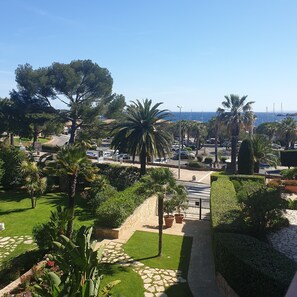 Property grounds - "New" Superb apartment with sea view and private pool (Saint-Raphaël)