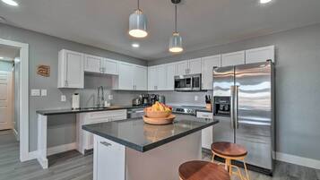 Fridge, microwave, stovetop, dishwasher