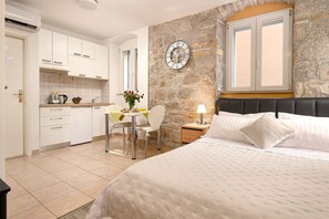 Apartment | 3 bedrooms, individually decorated, individually furnished, desk