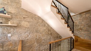 A staircase with stone walls and wooden railings. - Sun Spalato Giardino (Split)