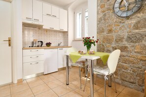 Refrigerador con freezer, microondas, horno, placa de cocina