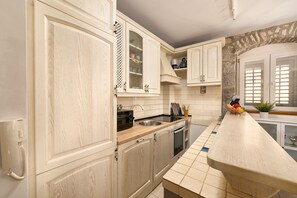 Refrigerador con freezer, microondas, horno, placa de cocina